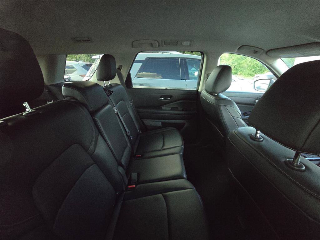 Used 2025 Nissan Pathfinder SL FWD image 8