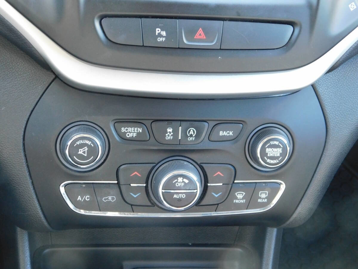 Used 2017 Jeep Cherokee Trailhawk image 16