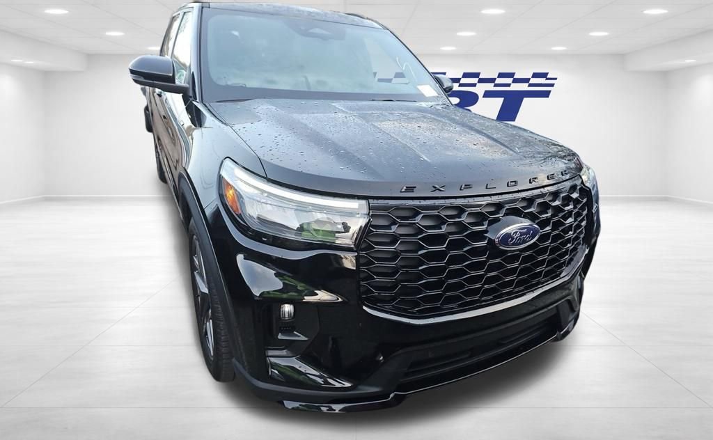 Used 2025 Ford Explorer ST-Line w/ ST-Line Street Pack image 2