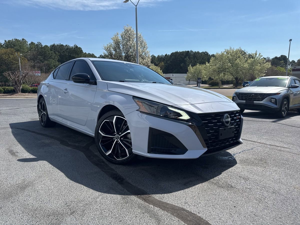 Used 2023 Nissan Altima 2.5 SR w/ SR Premium Package image 1