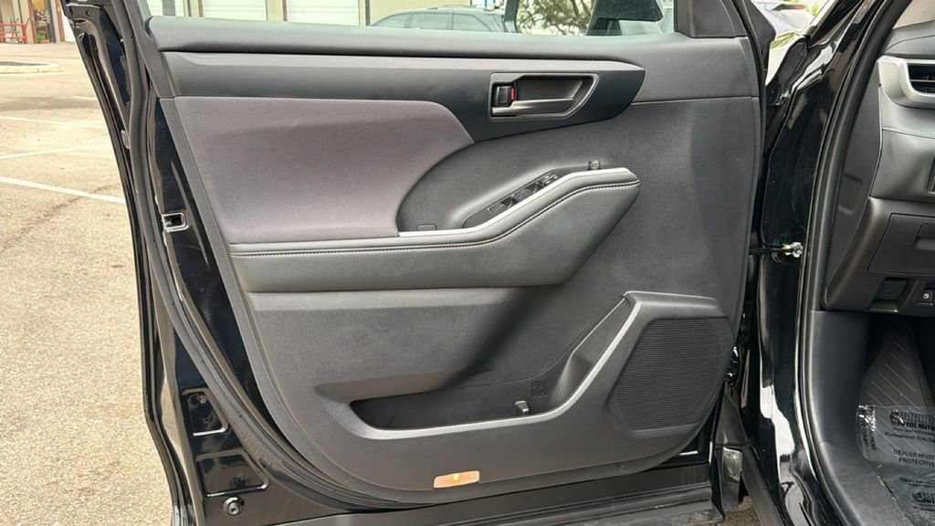 Certified 2025 Toyota Highlander LE image 13