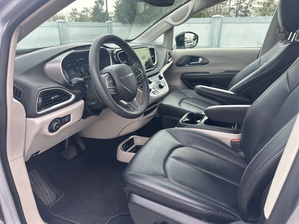 Used 2024 Chrysler Pacifica Touring-L image 13