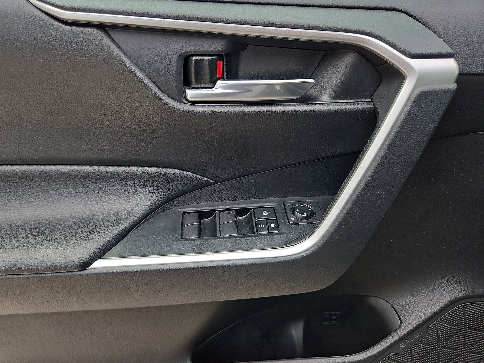 Used 2021 Toyota RAV4 XLE AWD/4WD image 12
