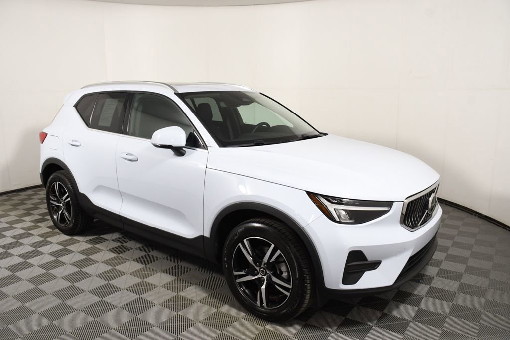 Used 2025 Volvo XC40 B5 Core image 8