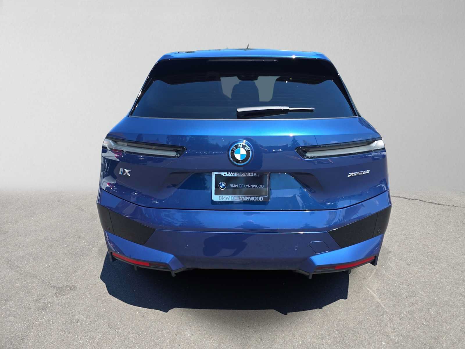 Used 2024 BMW iX xDrive50 w/ Sport Package AWD/4WD image 4