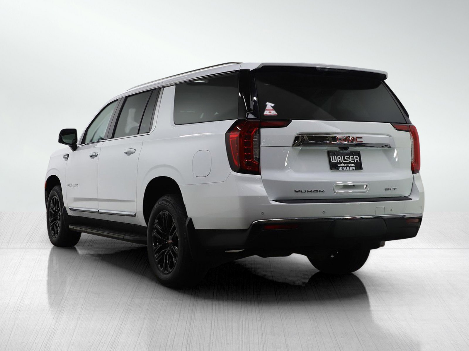 Used 2023 GMC Yukon XL SLT w/ SLT Premium Package image 4