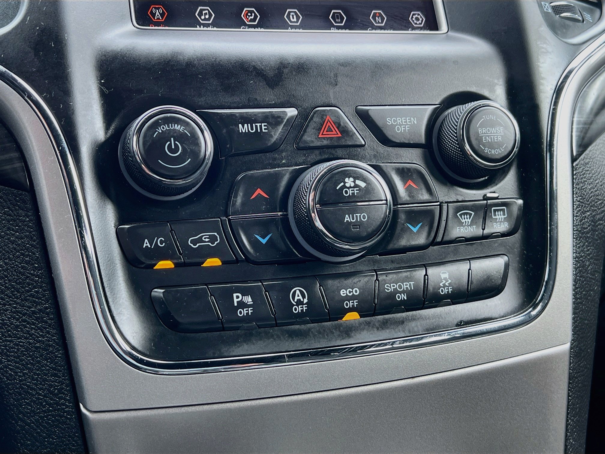 Used 2019 Jeep Grand Cherokee Laredo AWD/4WD image 16