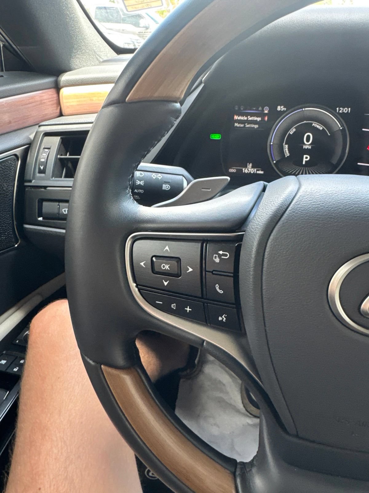 Used 2025 Lexus ES 300h Ultra Luxury w/ Accessory Package (Z1) FWD image 23