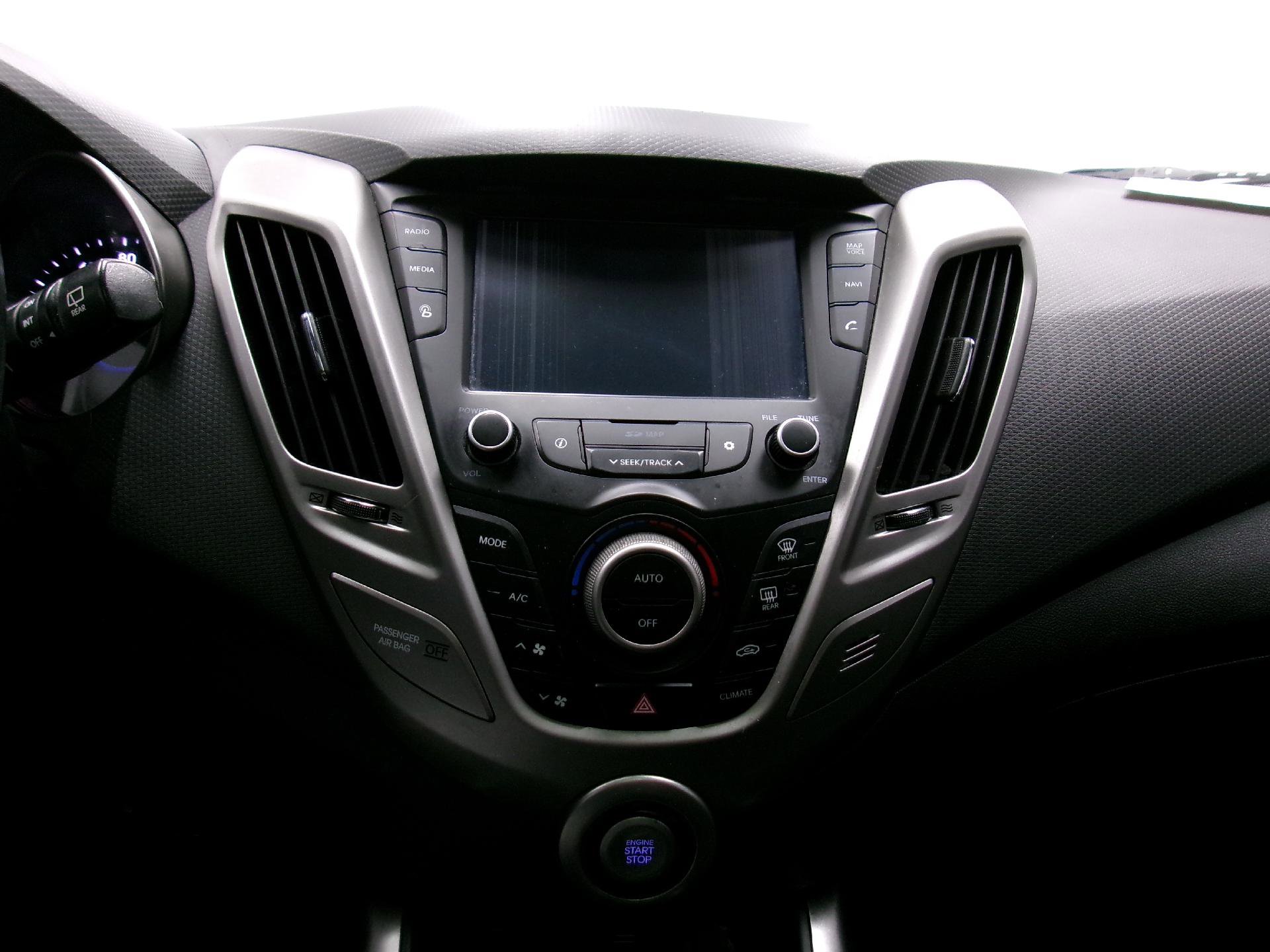 Used 2017 Hyundai Veloster Value Edition image 10