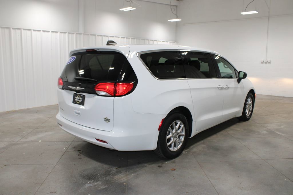 Used 2024 Chrysler Voyager LX FWD image 9
