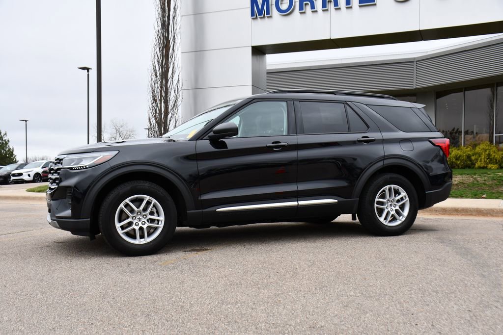 Used 2025 Ford Explorer Active AWD/4WD image 2