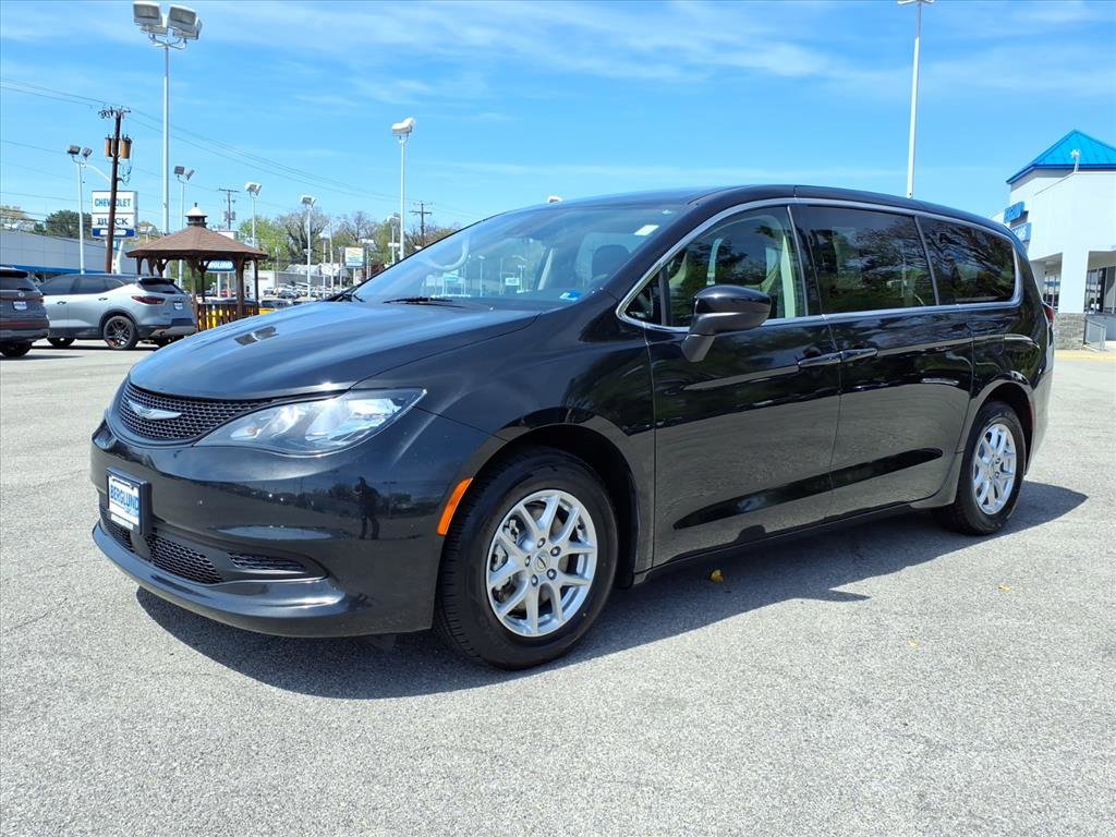 Used 2023 Chrysler Voyager LX image 8