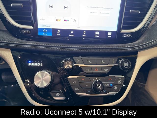 Used 2024 Chrysler Pacifica Touring-L image 3