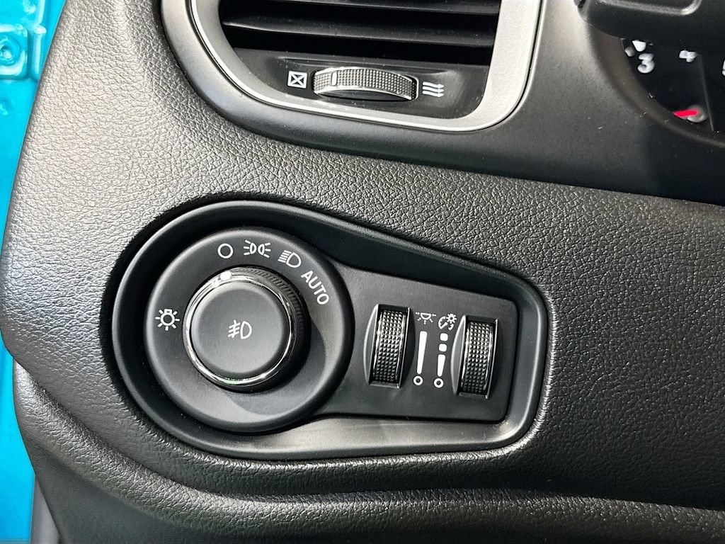 Used 2021 Jeep Renegade Latitude AWD/4WD image 19