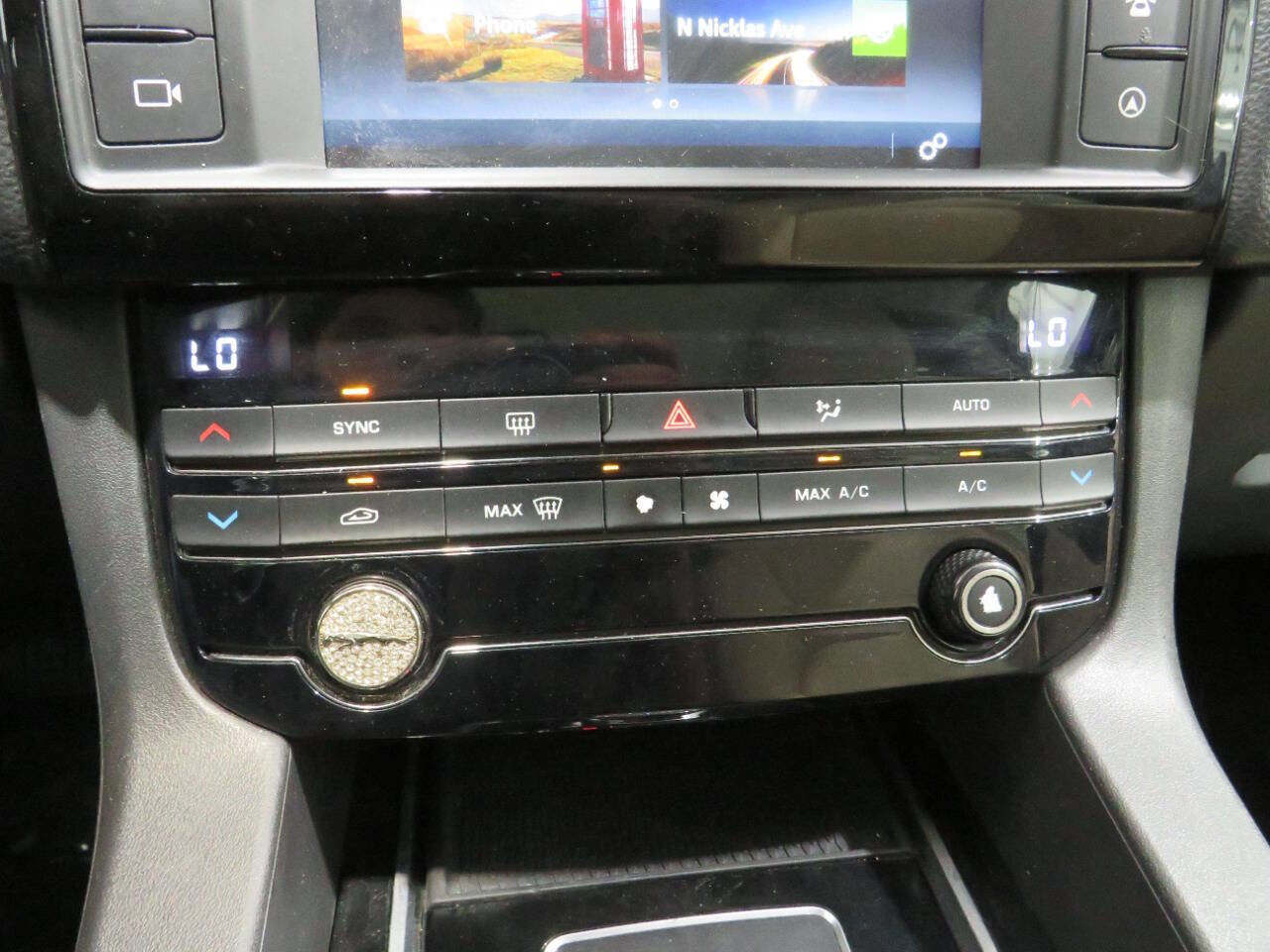 Used 2017 Jaguar F-PACE Premium image 25