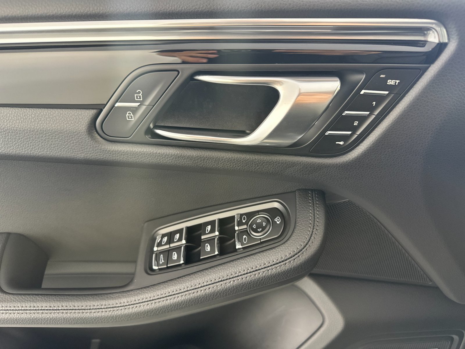 Certified 2026 Porsche Macan AWD/4WD image 12
