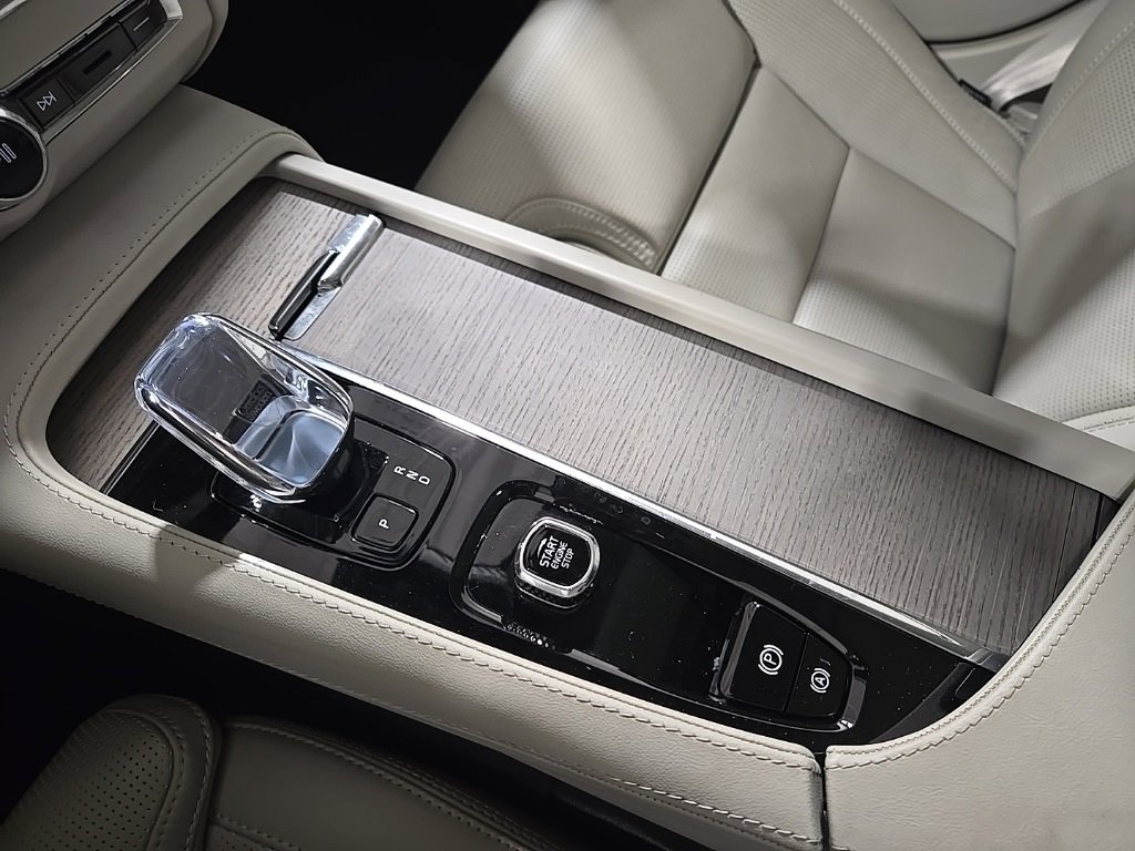 Used 2024 Volvo V90 B6 Cross Country Ultimate w/ Climate Package image 12