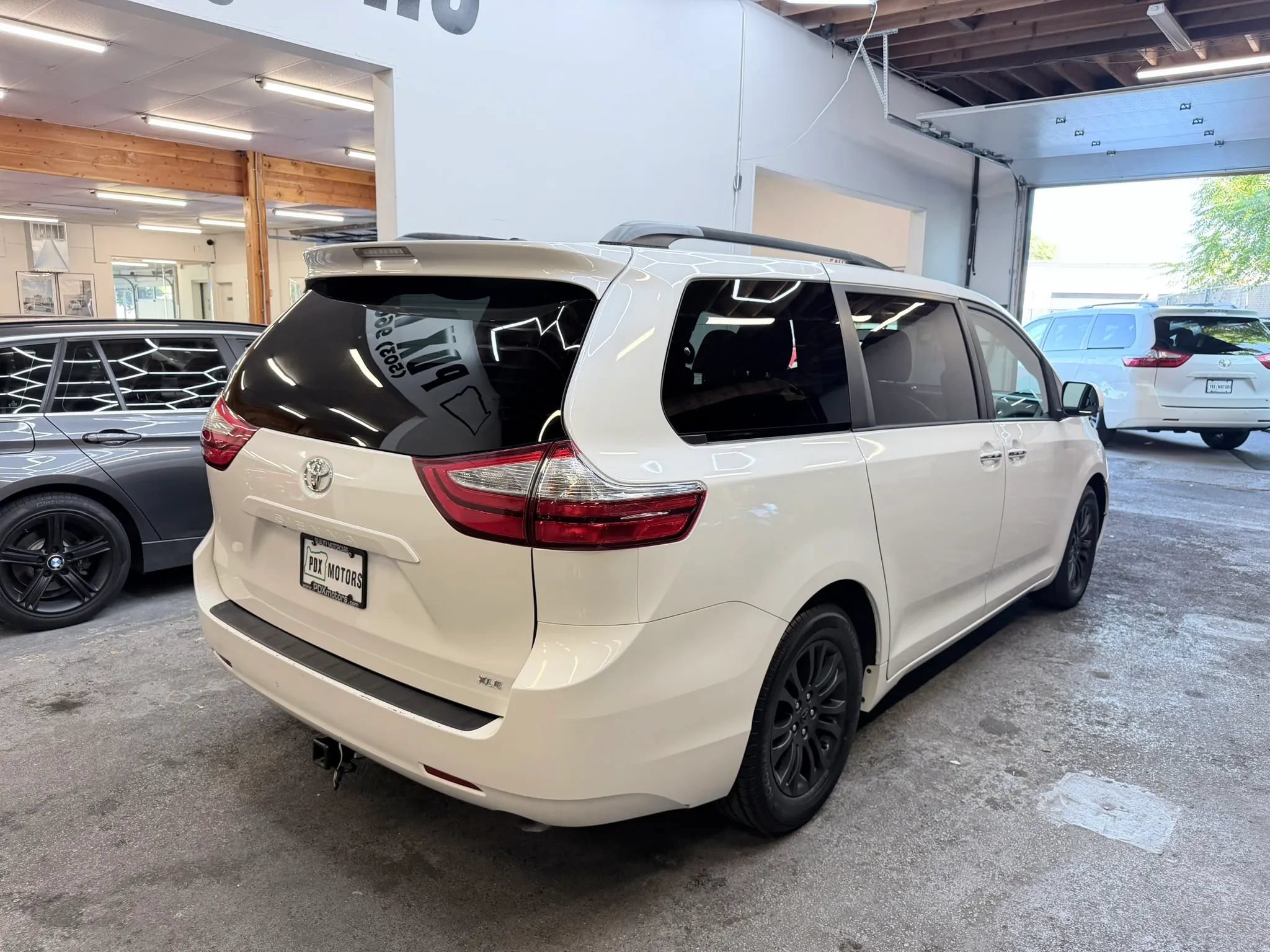 Used 2017 Toyota Sienna XLE FWD image 3