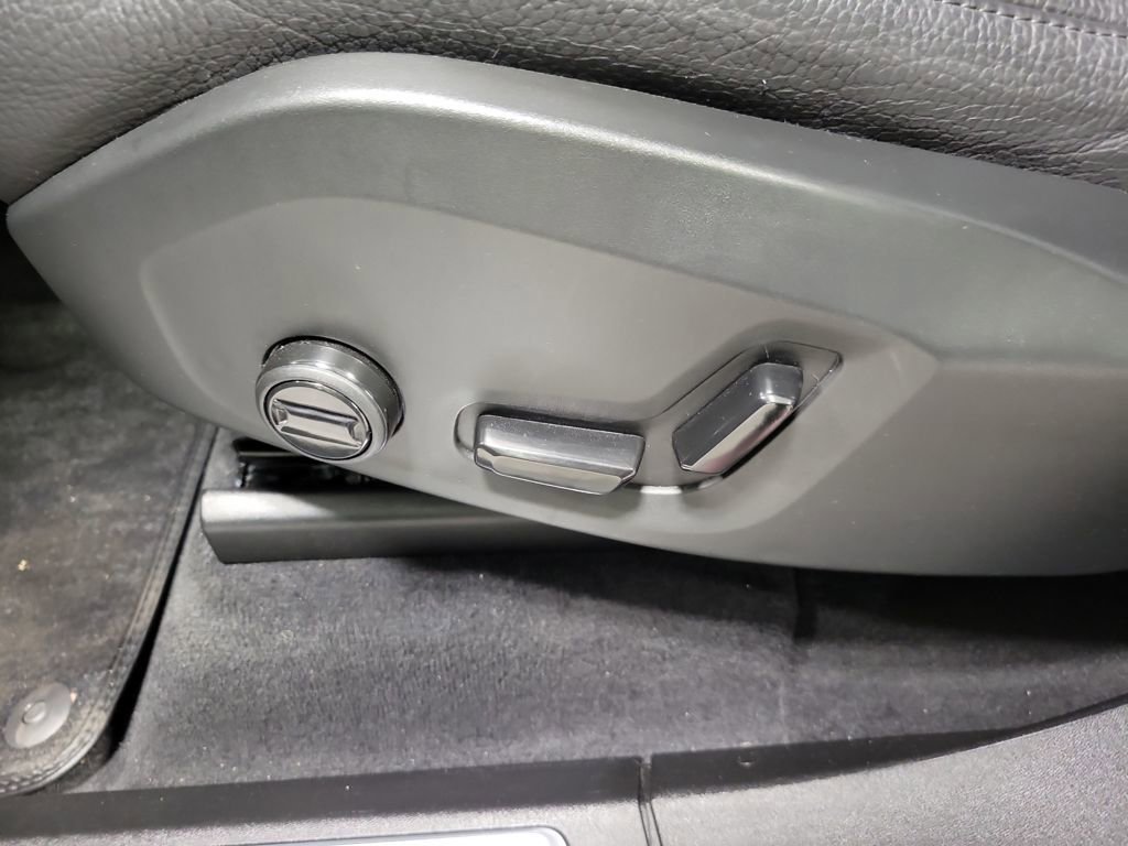 Used 2025 Volvo XC90 B5 Plus w/ Protection Package Premier image 37