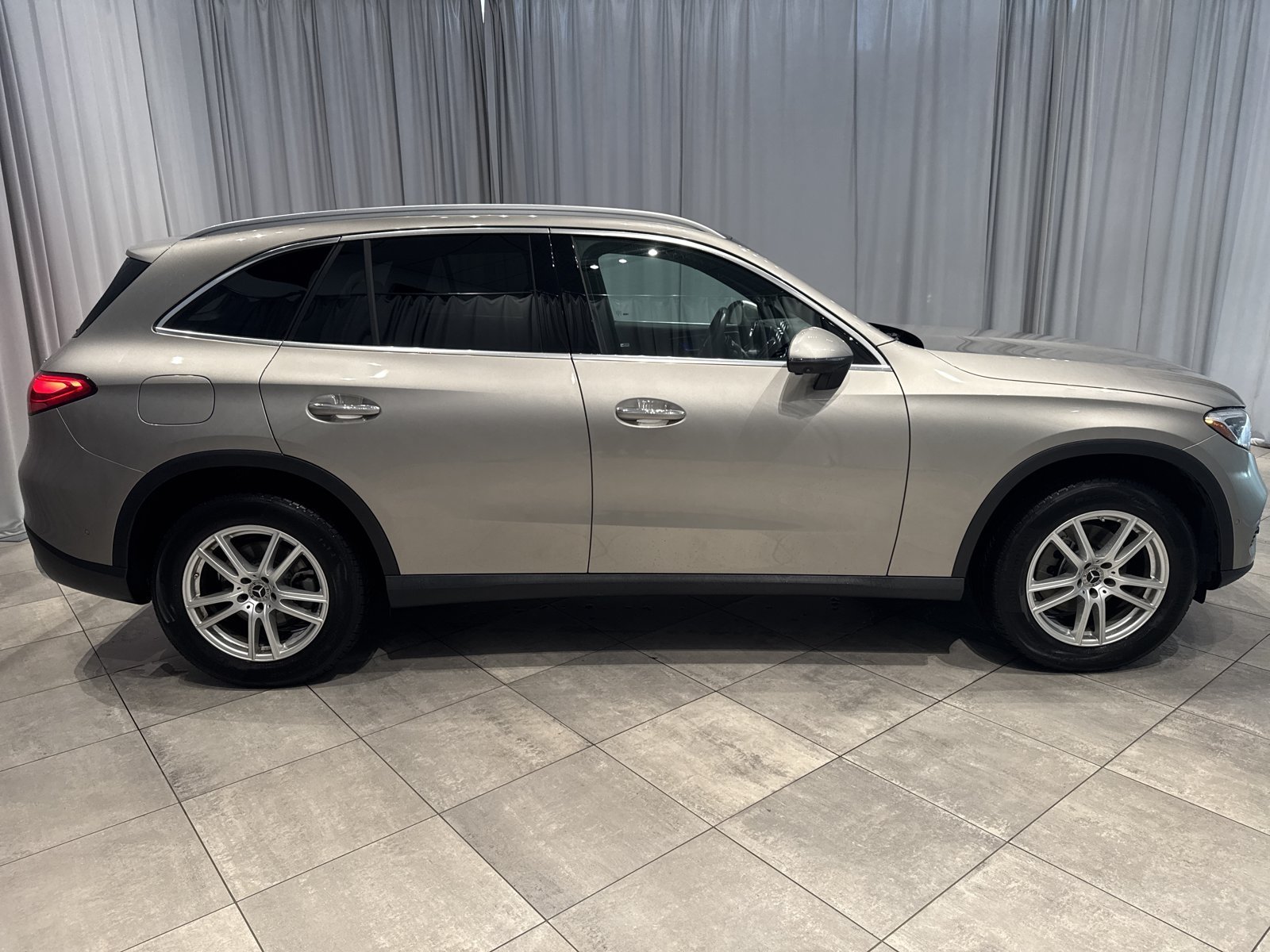 Used 2023 Mercedes-Benz GLC 300 4MATIC image 4