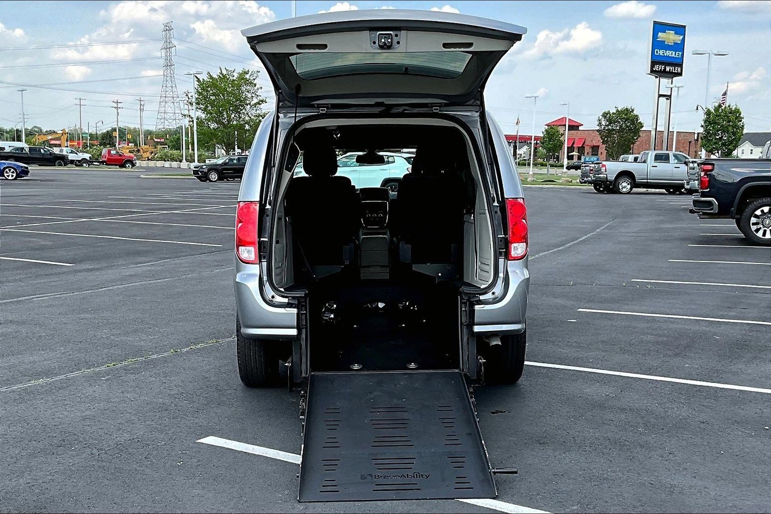 Used 2020 Dodge Grand Caravan SXT FWD image 37
