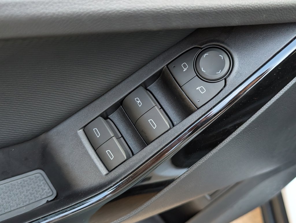New 2027 Chevrolet Equinox LT w/ Convenience Package II FWD image 13