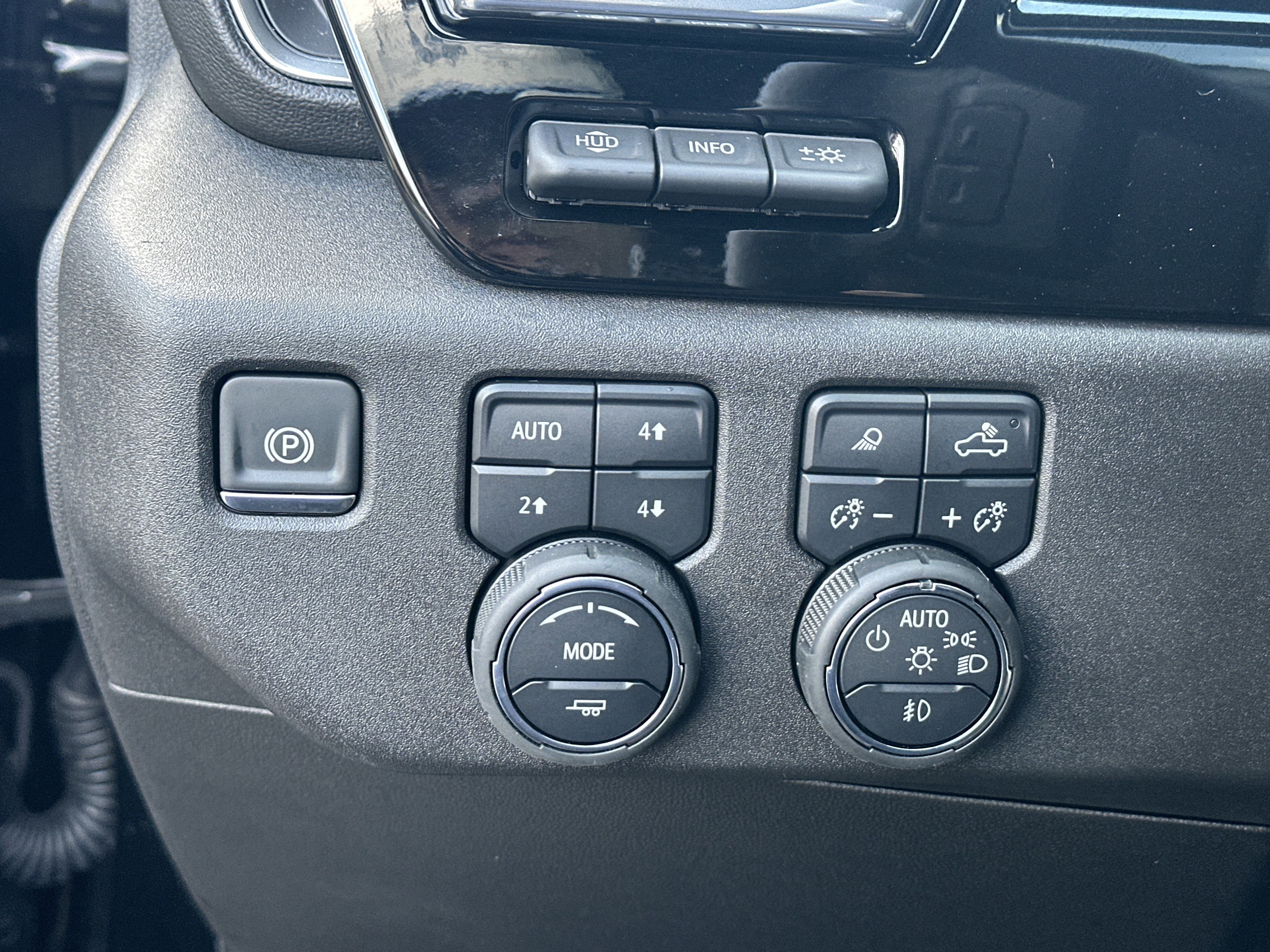 Certified 2025 Chevrolet Silverado 1500 High Country AWD/4WD image 24