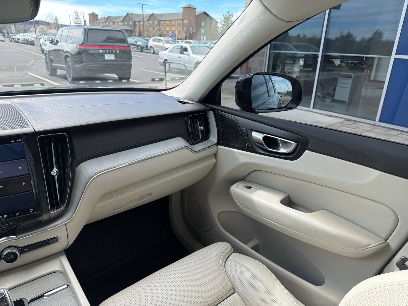 Used 2024 Volvo XC60 B5 Ultimate w/ Protection Package Premier AWD/4WD image 13
