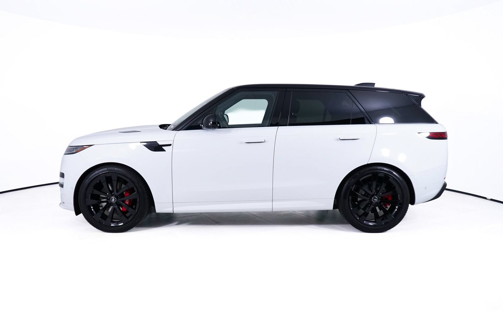 Used 2025 Land Rover Range Rover Sport Dynamic SE AWD/4WD image 2