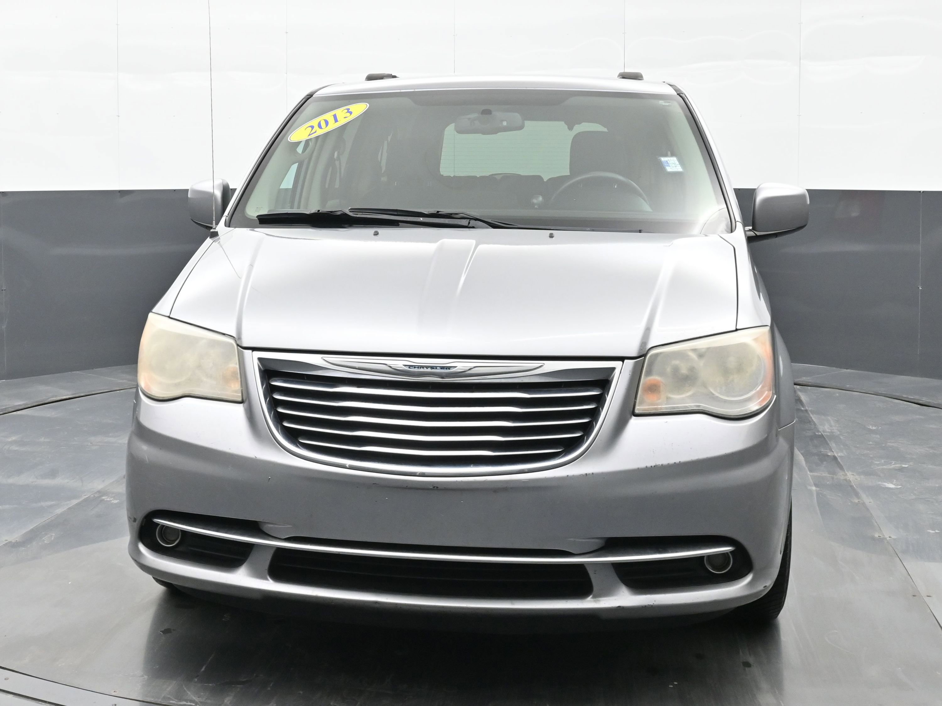 Used 2013 Chrysler Town & Country Touring image 3