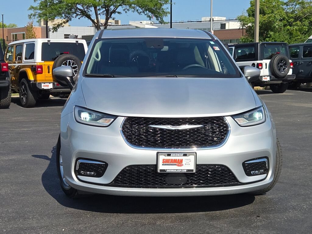 Used 2023 Chrysler Pacifica Touring-L FWD image 2