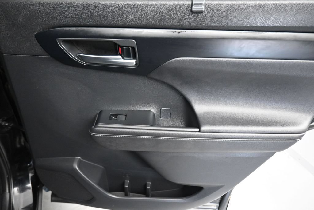 Used 2020 Toyota Highlander XLE AWD/4WD image 44