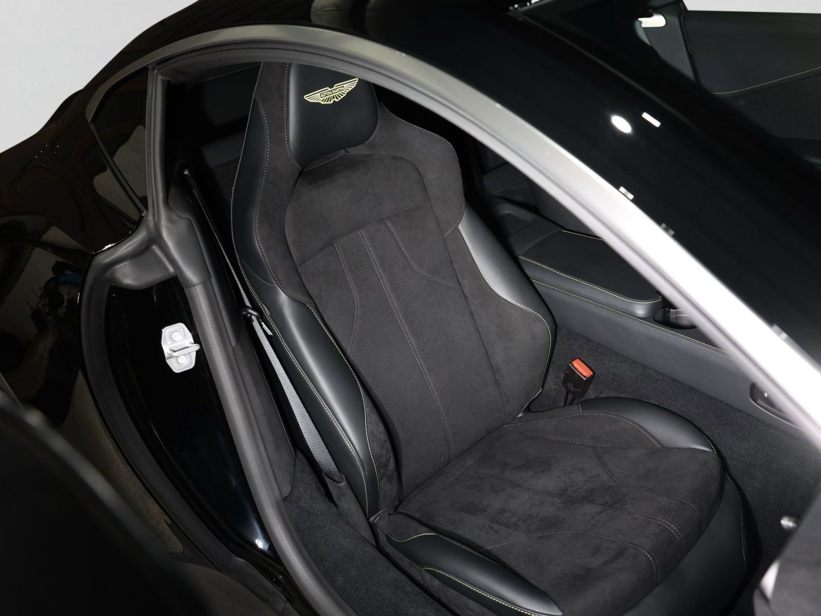 Used 2026 Aston Martin V8 Vantage Coupe RWD image 46
