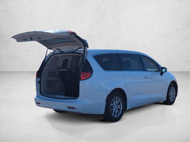 Used 2023 Chrysler Voyager LX image 5