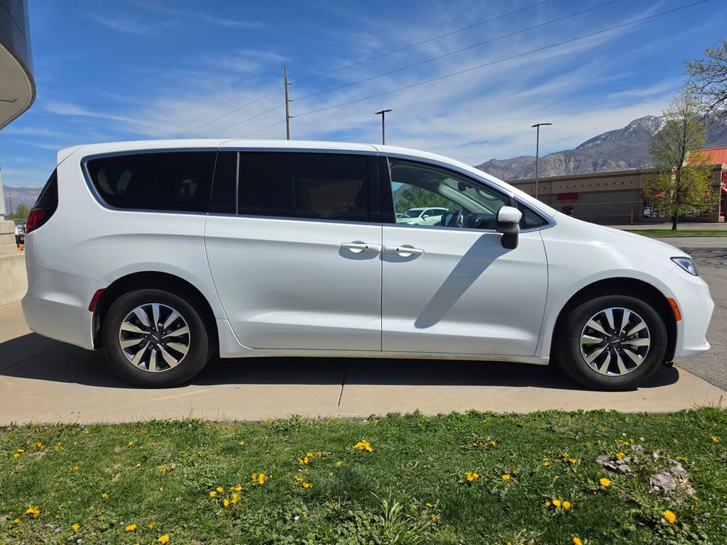 Used 2023 Chrysler Pacifica Touring-L image 4