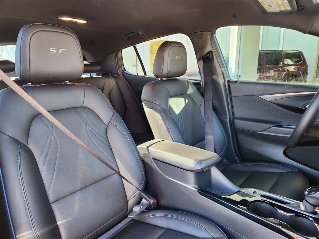 Used 2025 Buick Envista Sport Touring w/ Convenience II Package image 13