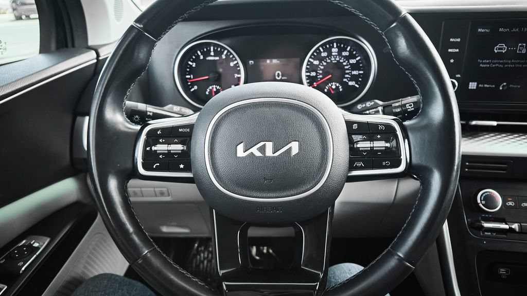 Used 2022 Kia Carnival LX FWD image 16