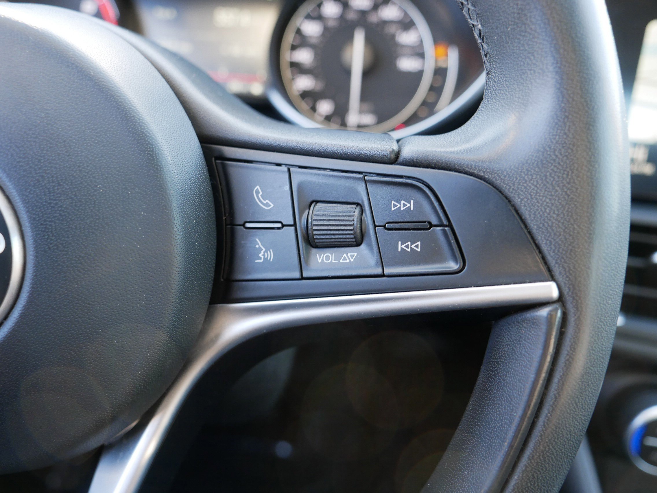 Used 2018 Alfa Romeo Giulia AWD image 23