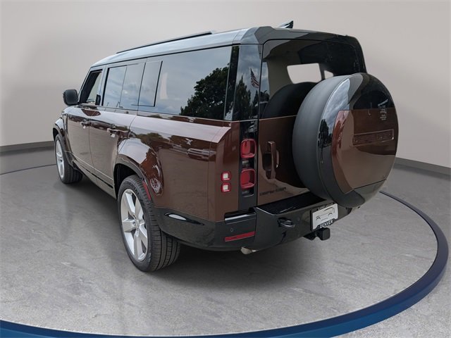 New 2025 Land Rover Defender 130 X-Dynamic SE image 3