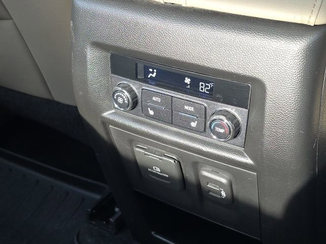 Used 2022 Chevrolet Traverse Premier FWD image 18