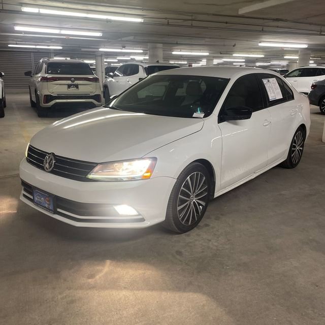 Used 2017 Volkswagen Jetta Sport image 2