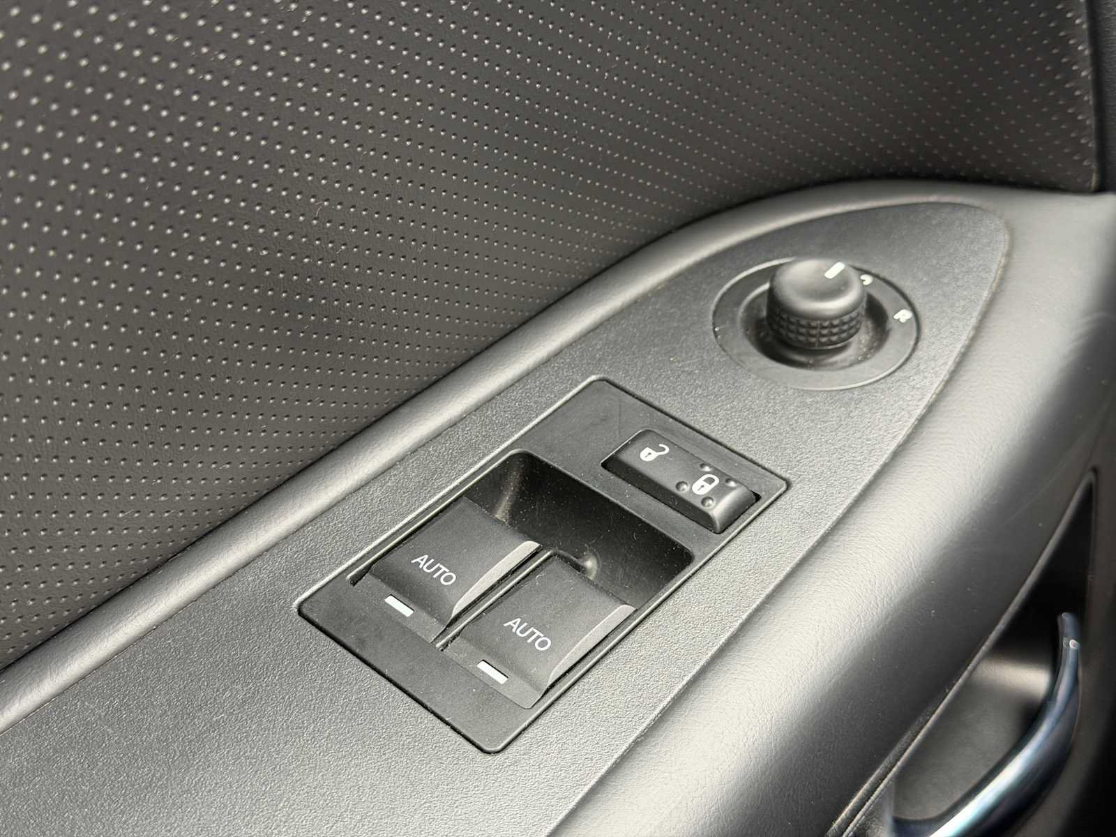 Used 2014 Dodge Challenger R/T RWD image 4