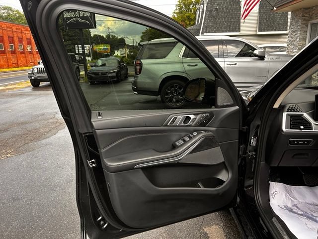 Used 2024 BMW X7 xDrive40i w/ Premium Package AWD/4WD image 11
