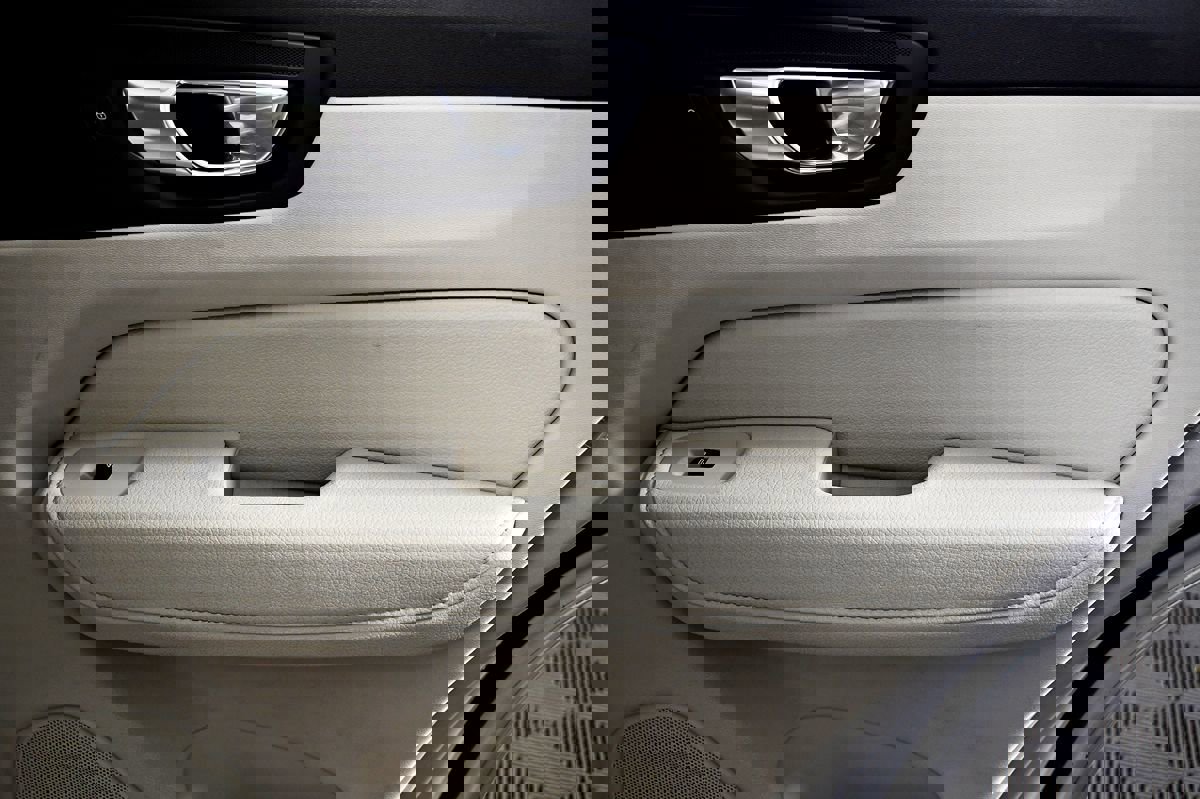 Used 2022 Volvo XC60 B5 Momentum image 37