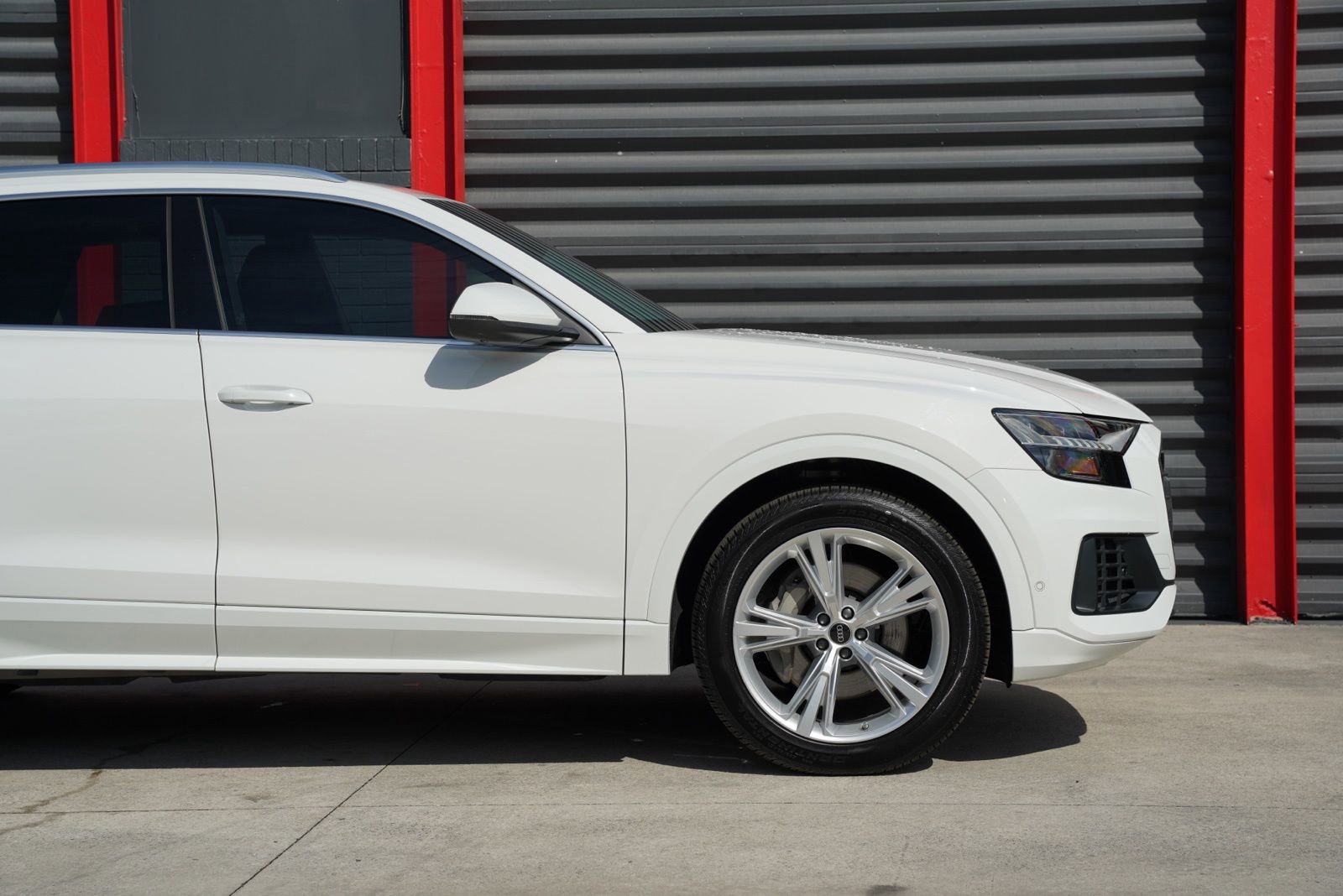 Used 2023 Audi Q8 Premium image 3