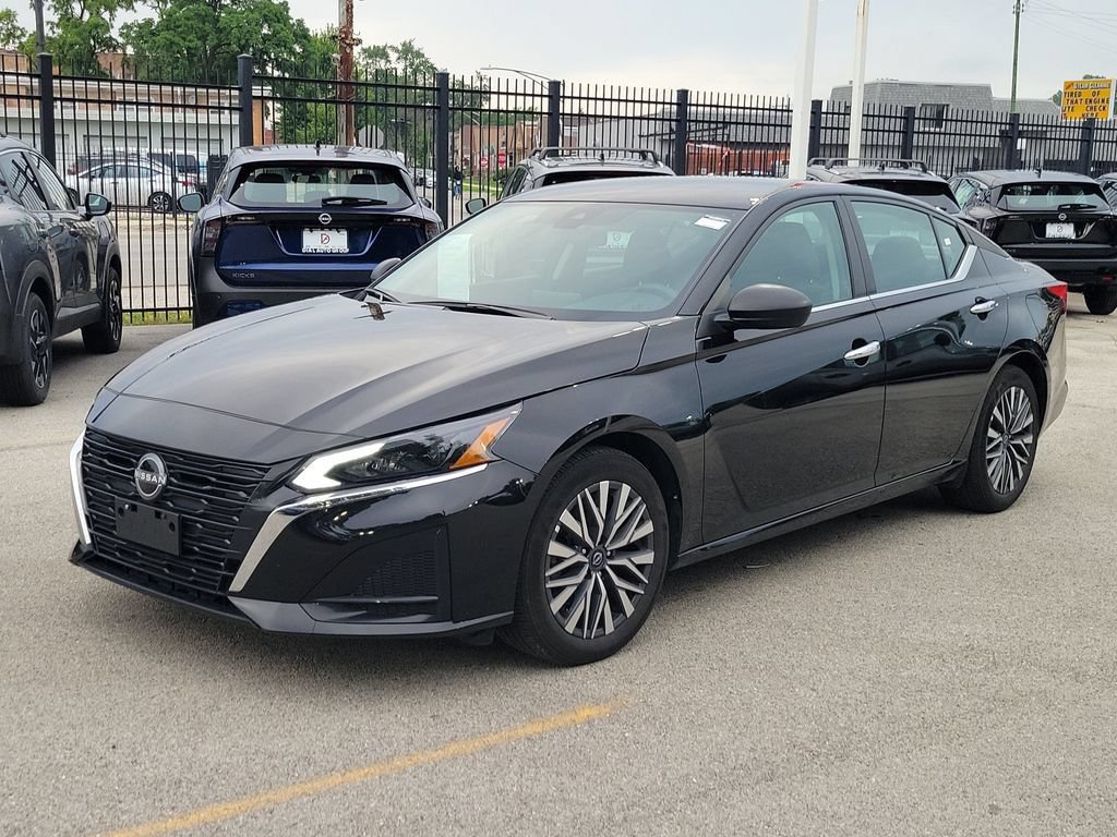 Used 2025 Nissan Altima 2.5 SV FWD image 2