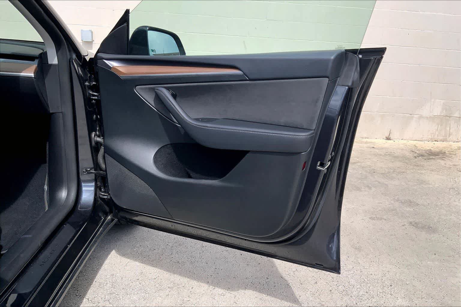 Used 2024 Tesla Model Y 2WD image 27