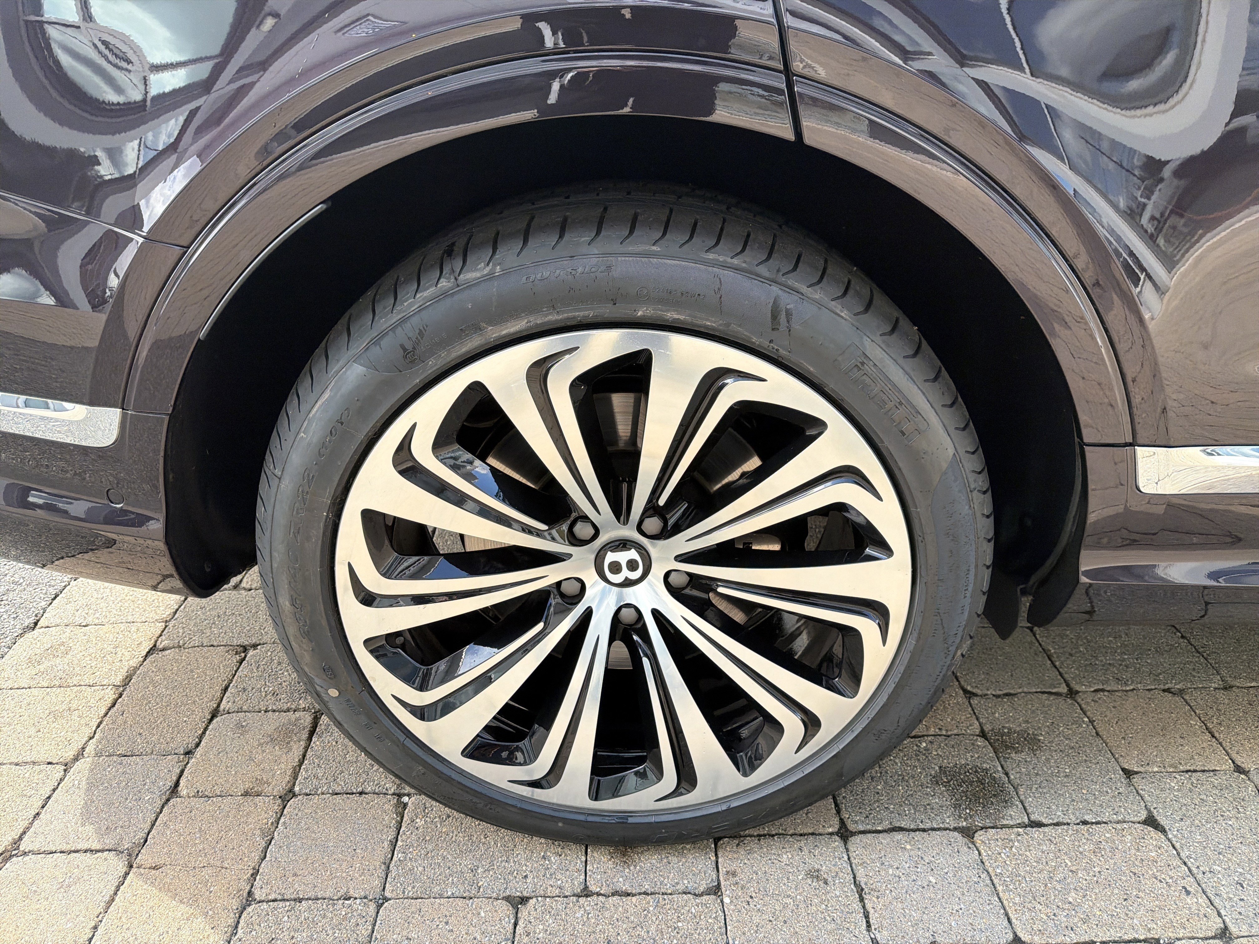 Used 2024 Bentley Bentayga Extended Wheelbase AWD/4WD image 30