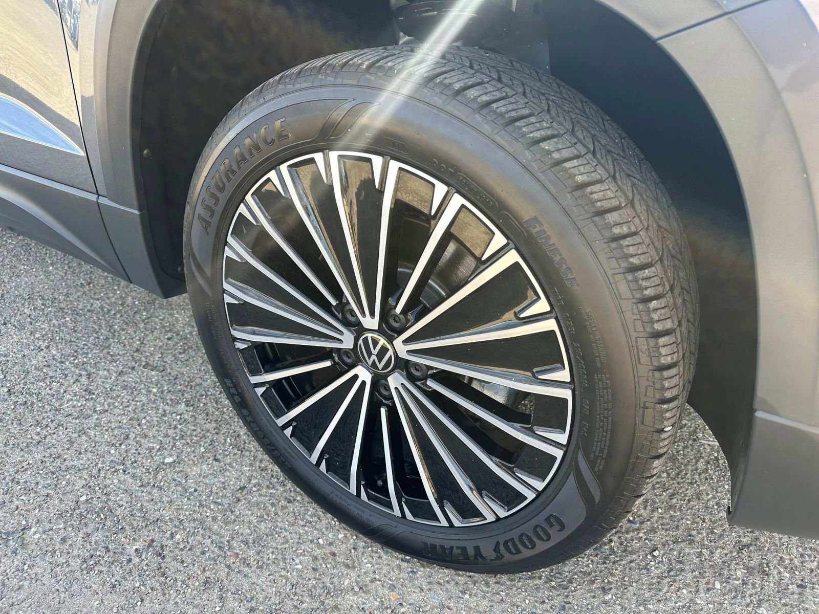 Used 2025 Volkswagen Taos SE image 31