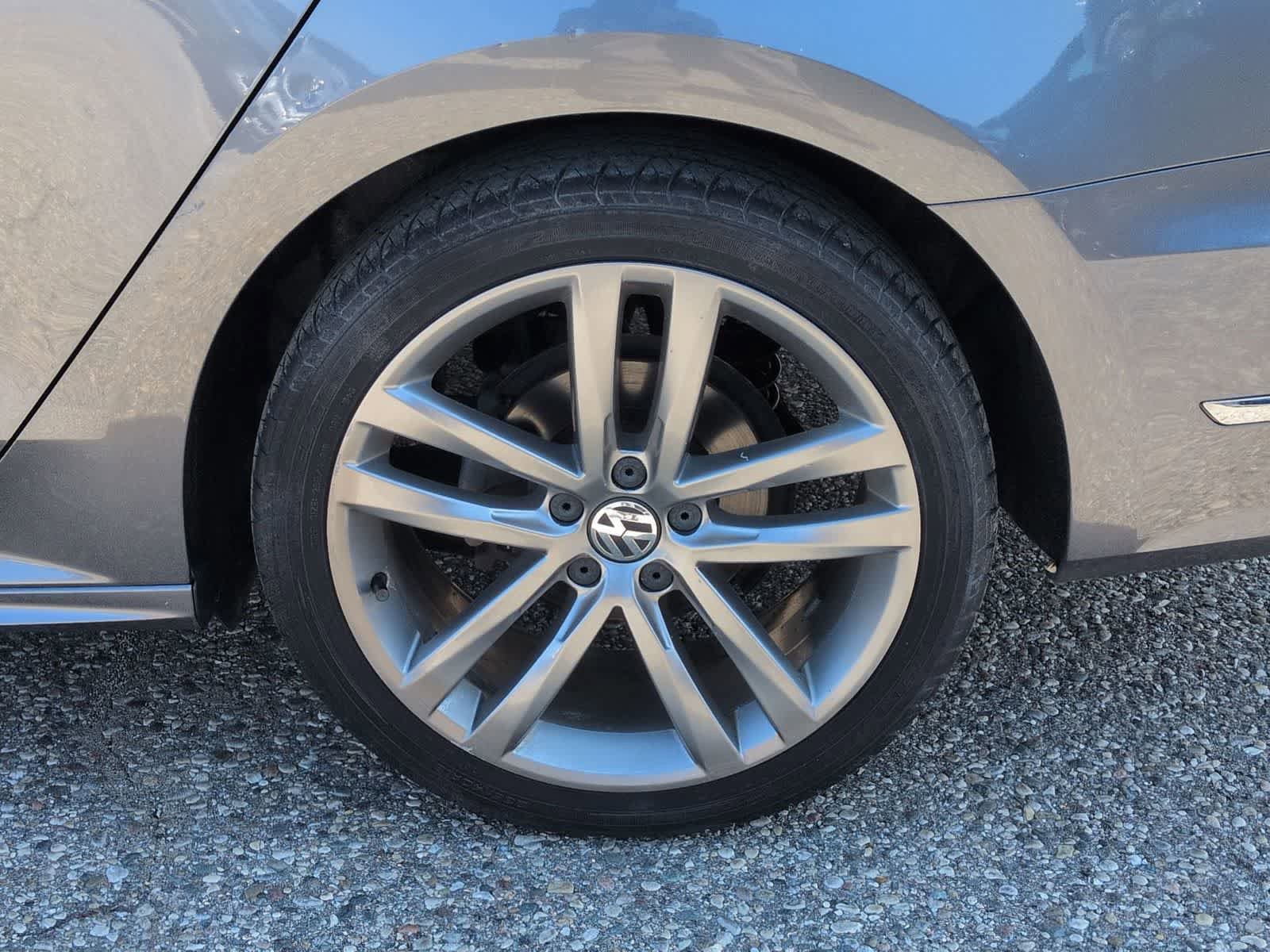 Used 2018 Volkswagen Passat 2.0T R-Line w/ R-Line Lighting Package FWD image 14